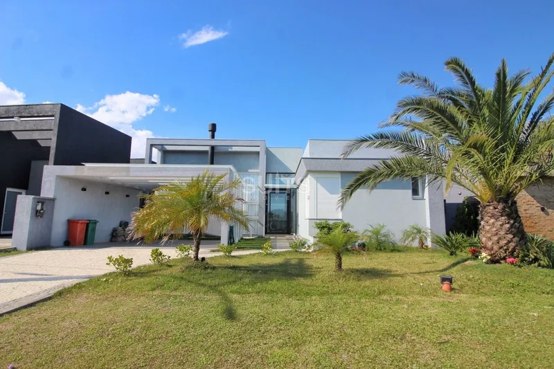 Linda casa com fundos para a área verde no condomínio Riviera: 2ª foto da galeria de imagens do imóvel