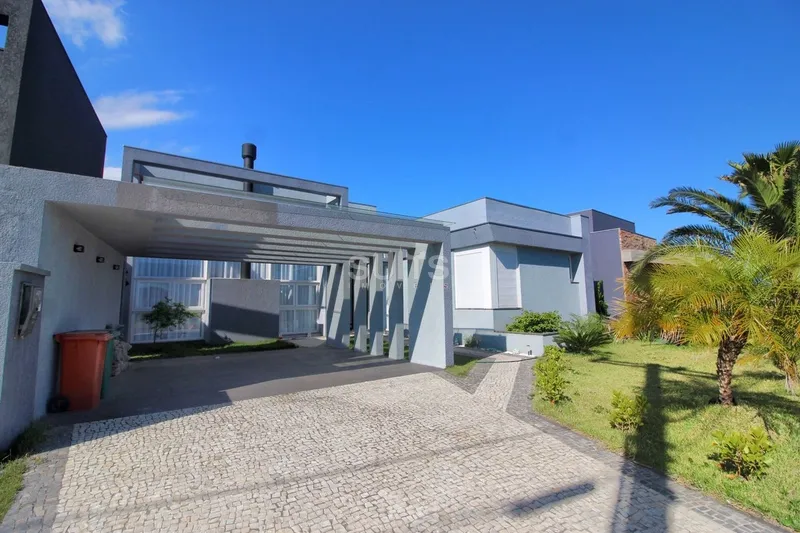 Linda casa com fundos para a área verde no condomínio Riviera: 1ª foto da galeria de imagens do imóvel