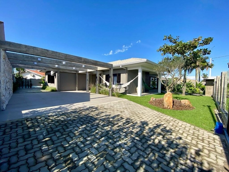 Belíssima casa à venda em Atlântida : 2ª foto da galeria de imagens do imóvel