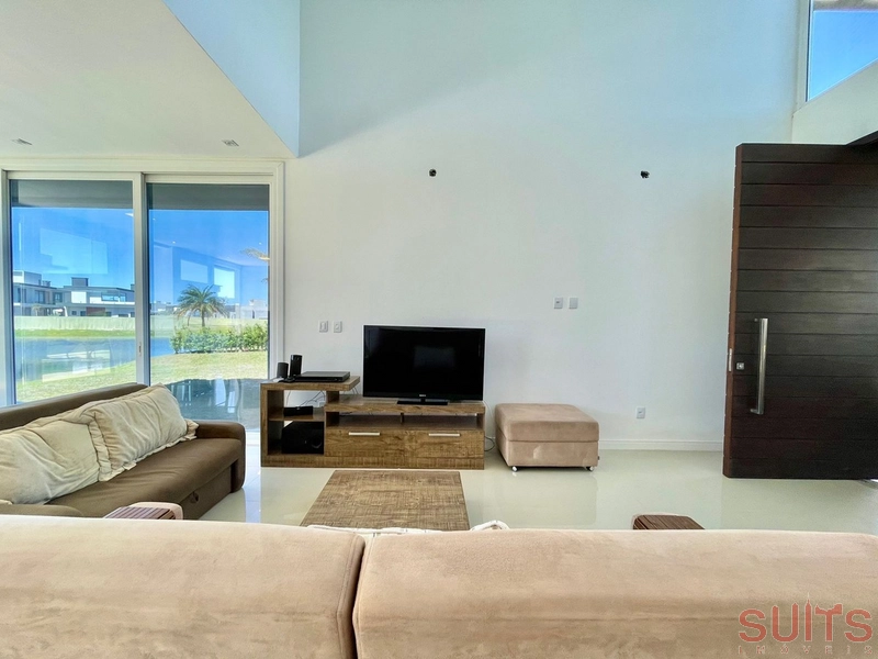 Excelente sobrado beira lago no condomínio Riviera: 2ª foto da galeria de imagens do imóvel