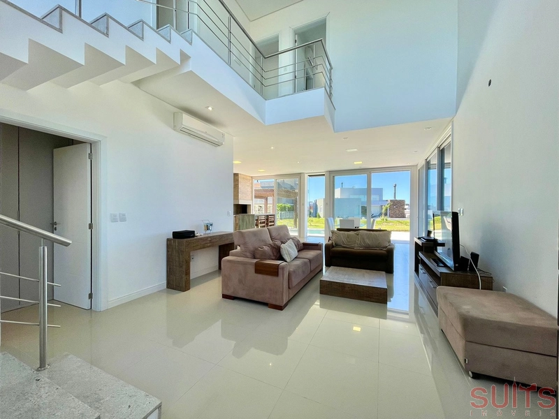 Excelente sobrado beira lago no condomínio Riviera: 4ª foto da galeria de imagens do imóvel