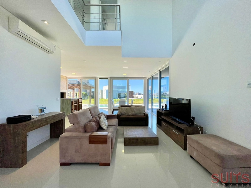 Excelente sobrado beira lago no condomínio Riviera: 1ª foto da galeria de imagens do imóvel