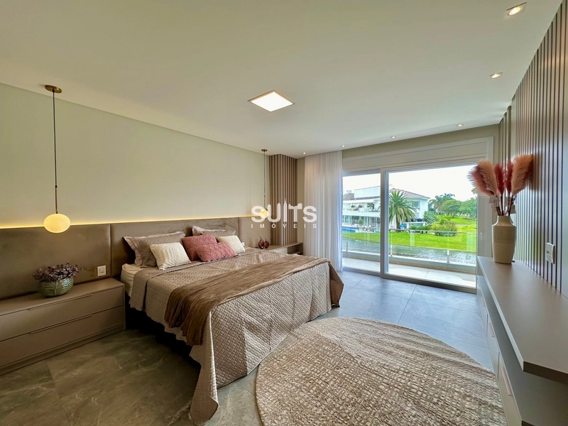 Mansão beira lago de alto padrão no condomínio Enseada: 31ª foto da galeria de imagens do imóvel