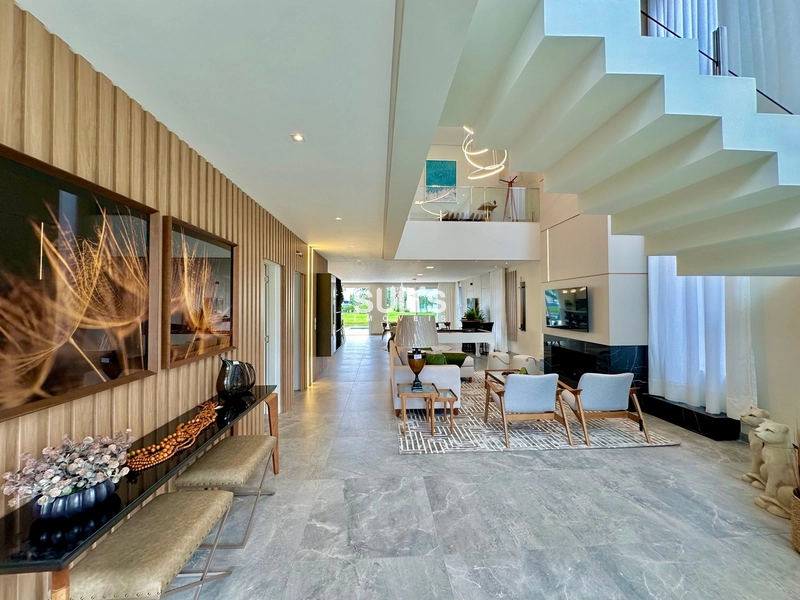 Mansão beira lago de alto padrão no condomínio Enseada: 3ª foto da galeria de imagens do imóvel