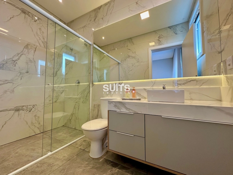 Mansão beira lago de alto padrão no condomínio Enseada: 24ª foto da galeria de imagens do imóvel