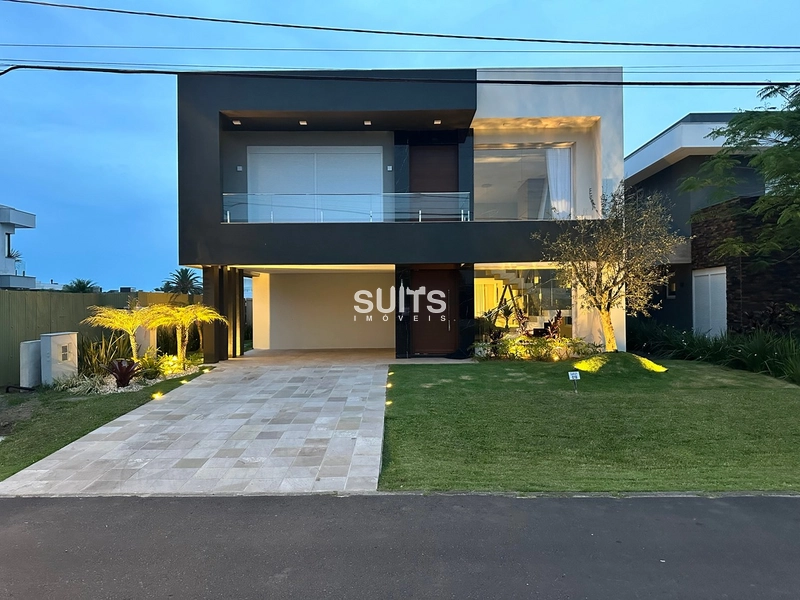 Mansão beira lago de alto padrão no condomínio Enseada: 1ª foto da galeria de imagens do imóvel