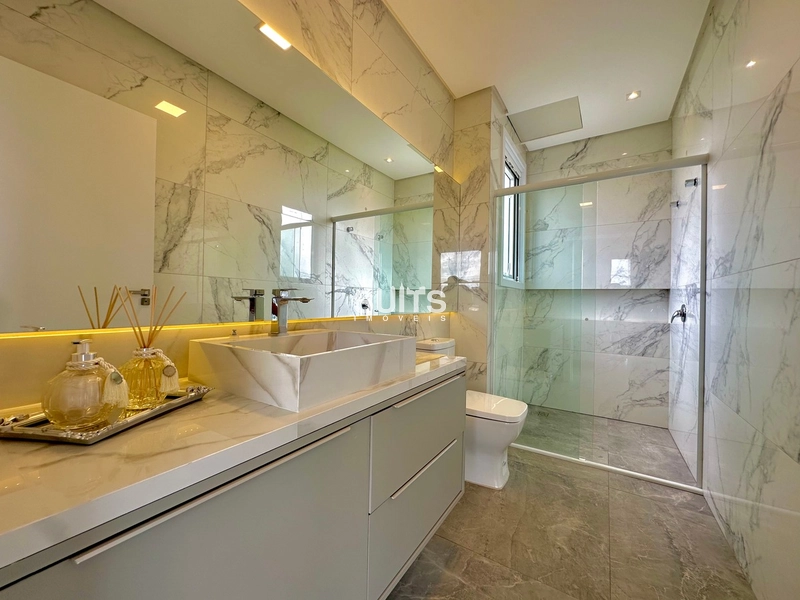 Mansão beira lago de alto padrão no condomínio Enseada: 40ª foto da galeria de imagens do imóvel