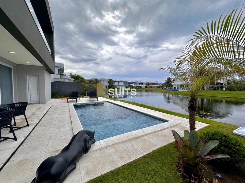 Mansão beira lago de alto padrão no condomínio Enseada: 42ª foto da galeria de imagens do imóvel