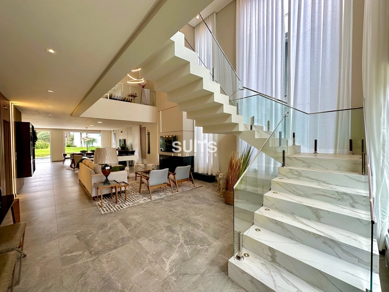 Mansão beira lago de alto padrão no condomínio Enseada: 2ª foto da galeria de imagens do imóvel