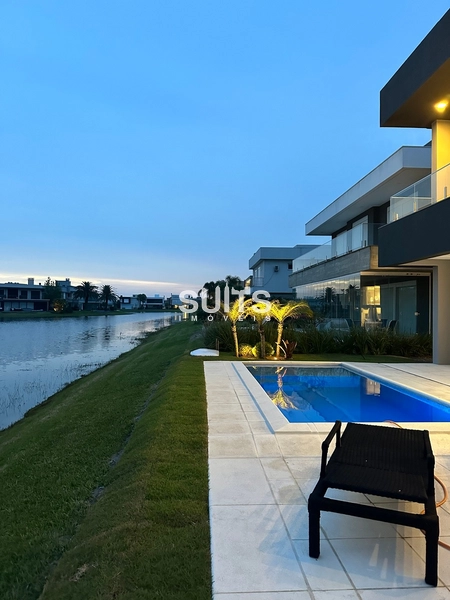 Mansão beira lago de alto padrão no condomínio Enseada: 44ª foto da galeria de imagens do imóvel