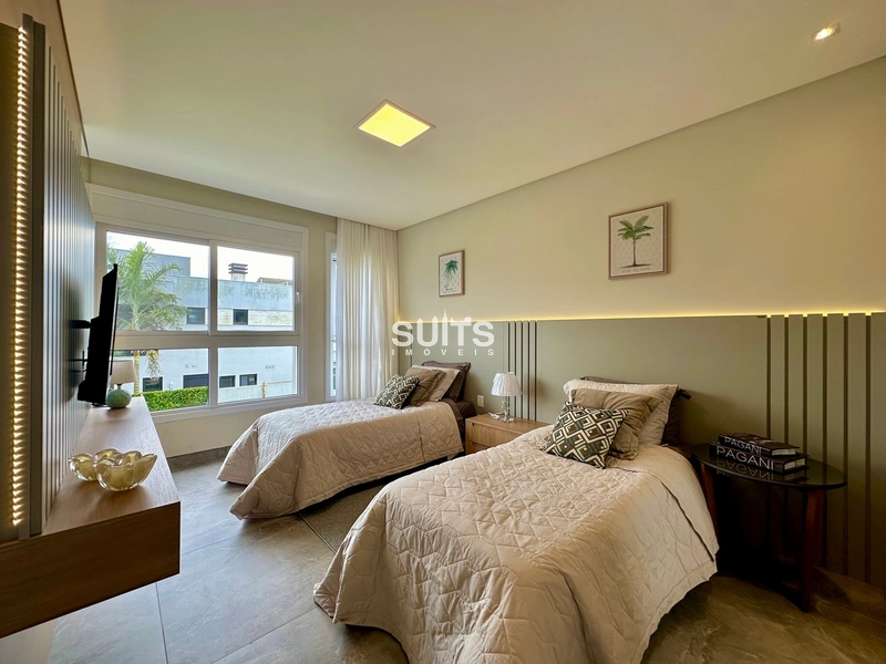 Mansão beira lago de alto padrão no condomínio Enseada: 34ª foto da galeria de imagens do imóvel