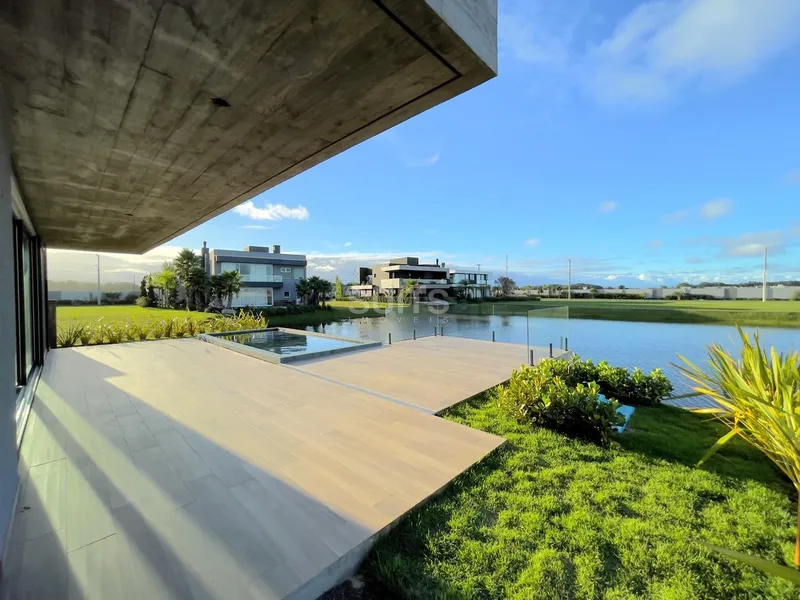 Belíssimo sobrado beira lago no condomínio Sense: 8ª foto da galeria de imagens do imóvel