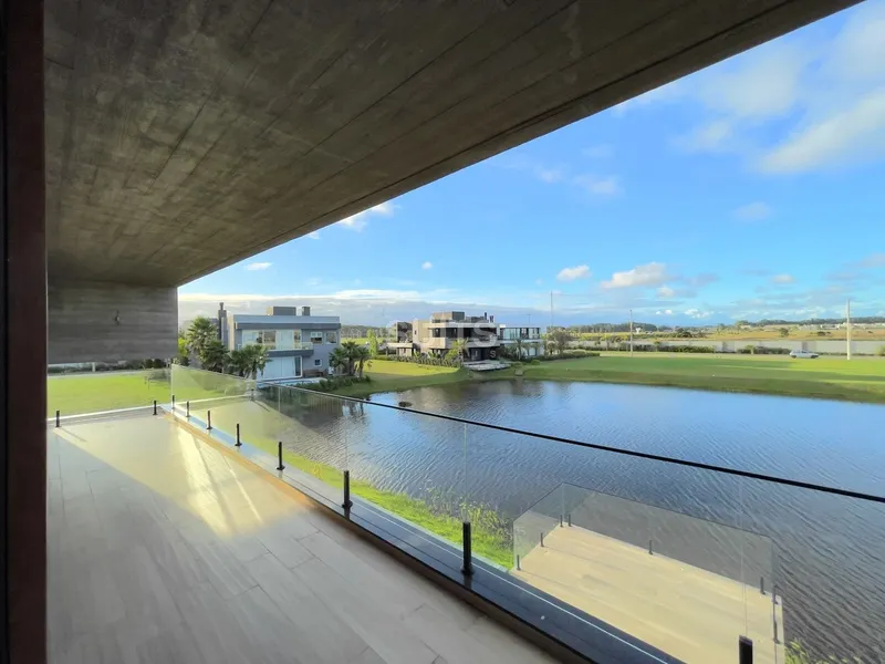 Belíssimo sobrado beira lago no condomínio Sense: 16ª foto da galeria de imagens do imóvel