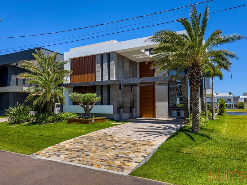 Mansão belíssima nas margens do lago no condomínio Enseada: 1ª foto da galeria de imagens do imóvel