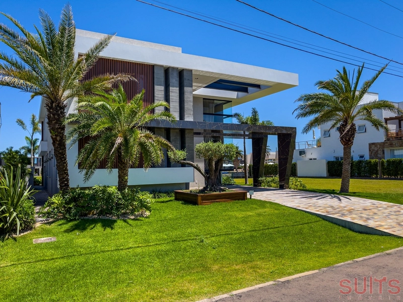 Mansão belíssima nas margens do lago no condomínio Enseada: 3ª foto da galeria de imagens do imóvel