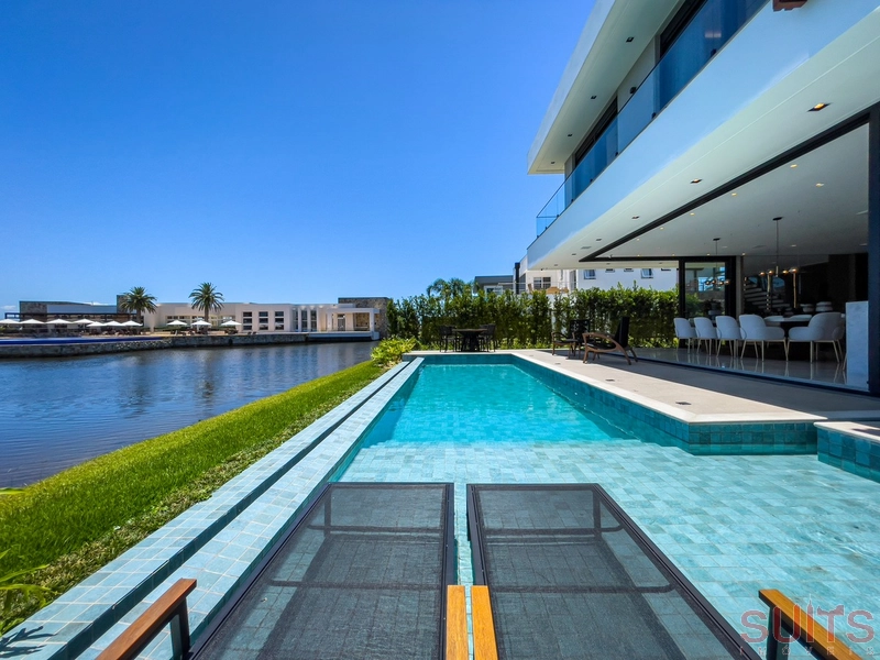 Mansão belíssima nas margens do lago no condomínio Enseada: 38ª foto da galeria de imagens do imóvel