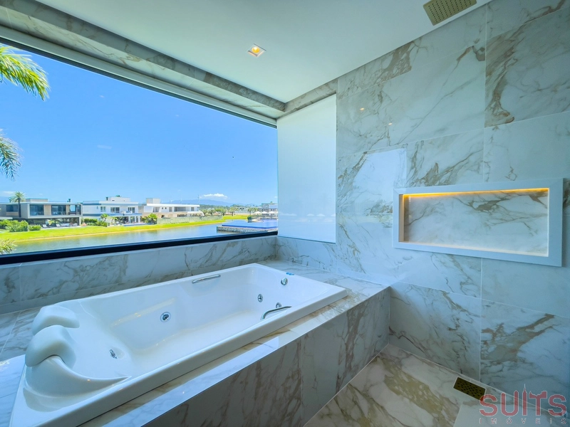 Mansão belíssima nas margens do lago no condomínio Enseada: 83ª foto da galeria de imagens do imóvel