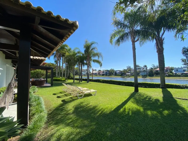 Incrível casa com 02 terrenos no condomínio Atlântida Lagos Park: 8ª foto da galeria de imagens do imóvel