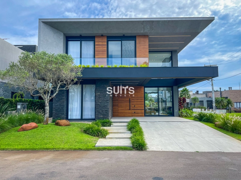 Sobrado padrão AAA beira lago de esquina no condomínio Malibu: 2ª foto da galeria de imagens do imóvel