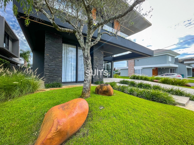 Sobrado padrão AAA beira lago de esquina no condomínio Malibu: 3ª foto da galeria de imagens do imóvel