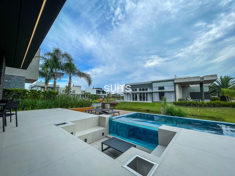 Sobrado padrão AAA beira lago de esquina no condomínio Malibu: 53ª foto da galeria de imagens do imóvel