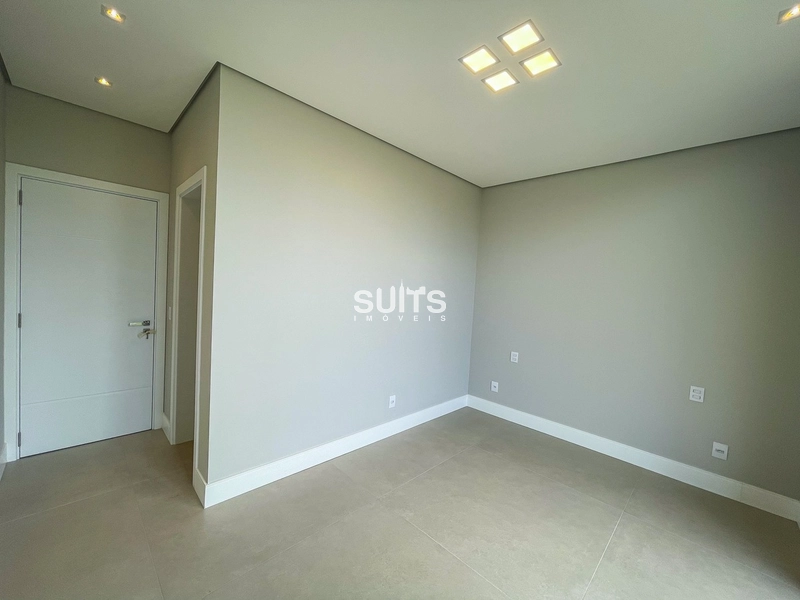 Sobrado padrão AAA beira lago de esquina no condomínio Malibu: 28ª foto da galeria de imagens do imóvel