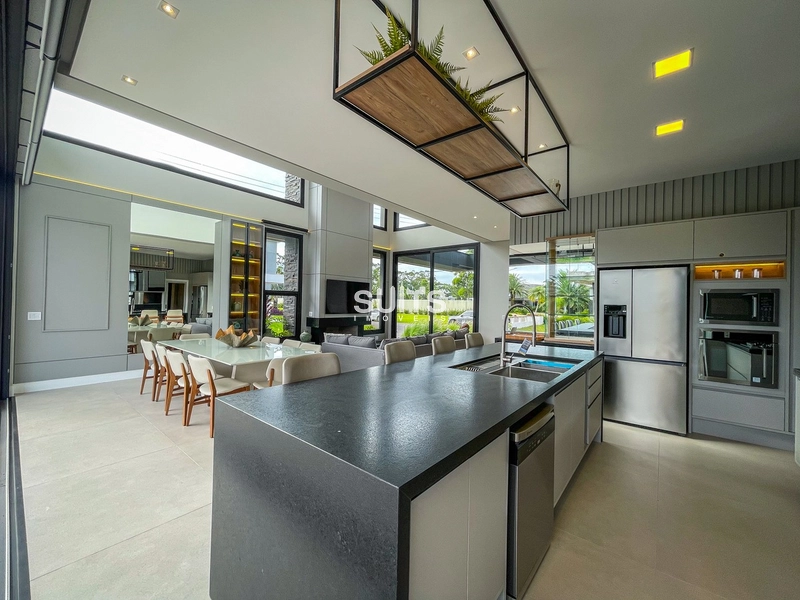 Sobrado padrão AAA beira lago de esquina no condomínio Malibu: 9ª foto da galeria de imagens do imóvel