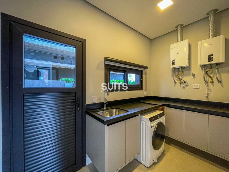 Sobrado padrão AAA beira lago de esquina no condomínio Malibu: 17ª foto da galeria de imagens do imóvel