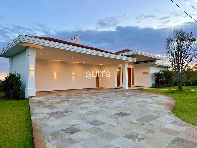 Casa beira lago no Condomínio Green Village Golf Club: 1ª foto da galeria de imagens do imóvel