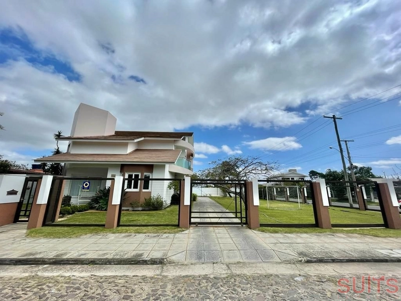 Incrível sobrado de esquina na praia de Atlântida: 1ª foto da galeria de imagens do imóvel