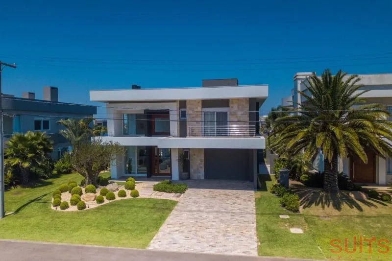 Linda mansão na beira do lago no Condomínio Enseada: 1ª foto da galeria de imagens do imóvel