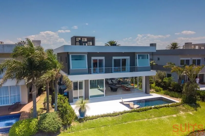 Linda mansão na beira do lago no Condomínio Enseada: 2ª foto da galeria de imagens do imóvel