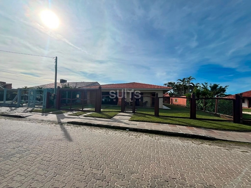 Excelente casa à venda no Centro de Xangri-Lá : 3ª foto da galeria de imagens do imóvel