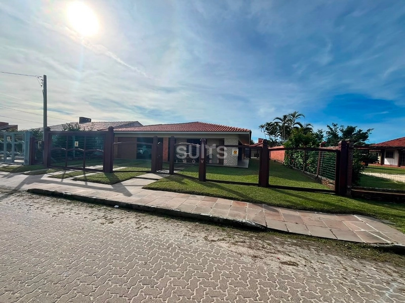 Excelente casa à venda no Centro de Xangri-Lá : 2ª foto da galeria de imagens do imóvel