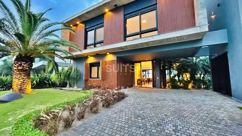 Incrível sobrado beira lago no condomínio Malibu: 1ª foto da galeria de imagens do imóvel