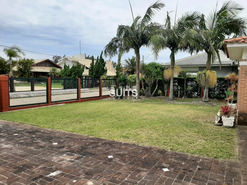 Belíssima casa em excelente localização na praia de Atlântida: 2ª foto da galeria de imagens do imóvel