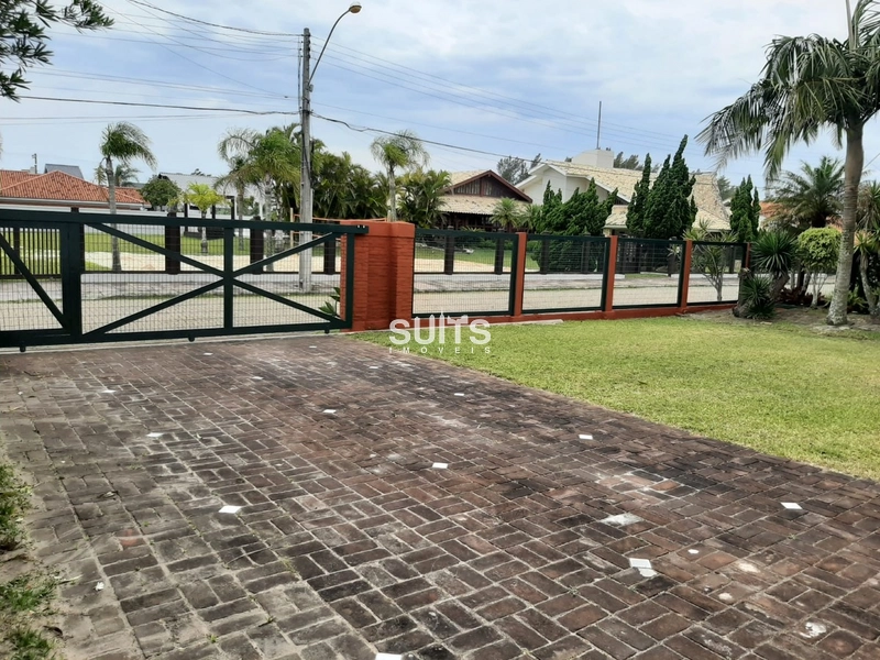 Belíssima casa em excelente localização na praia de Atlântida: 1ª foto da galeria de imagens do imóvel