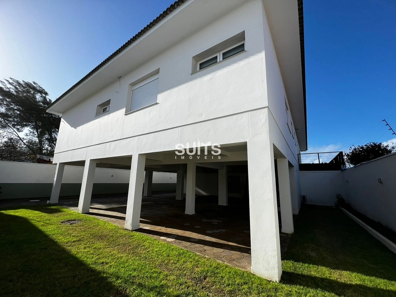 Incrível sobrado junto ao mar na praia de Atlântida: 1ª foto da galeria de imagens do imóvel