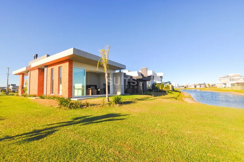 Excelente casa com lote diferenciado no condomínio Riviera: 2ª foto da galeria de imagens do imóvel