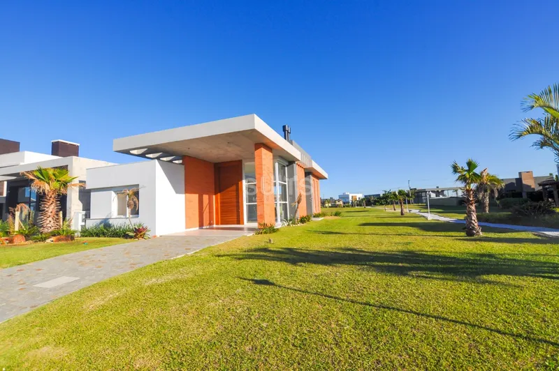 Excelente casa com lote diferenciado no condomínio Riviera: 3ª foto da galeria de imagens do imóvel