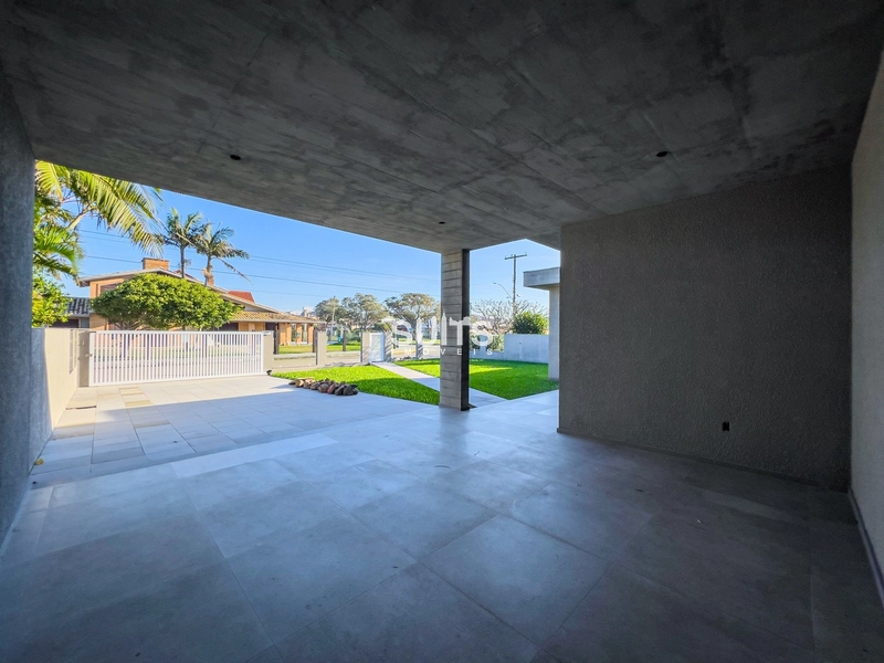 Excelente casa em região nobre e próxima ao mar na praia de Atlântida: 3ª foto da galeria de imagens do imóvel