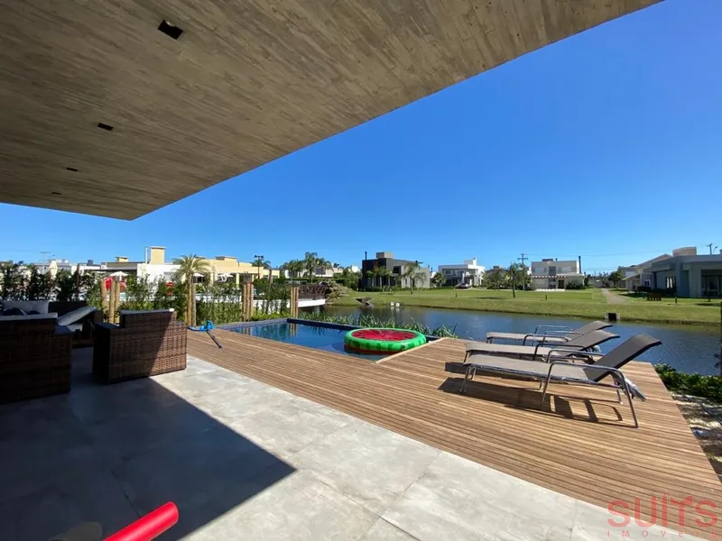 Espetacular sobrado beira-lago no Condomínio Sea Coast: 9ª foto da galeria de imagens do imóvel