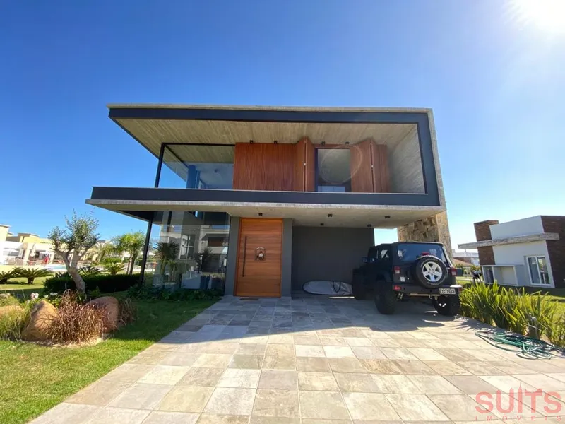 Espetacular sobrado beira-lago no Condomínio Sea Coast: 1ª foto da galeria de imagens do imóvel