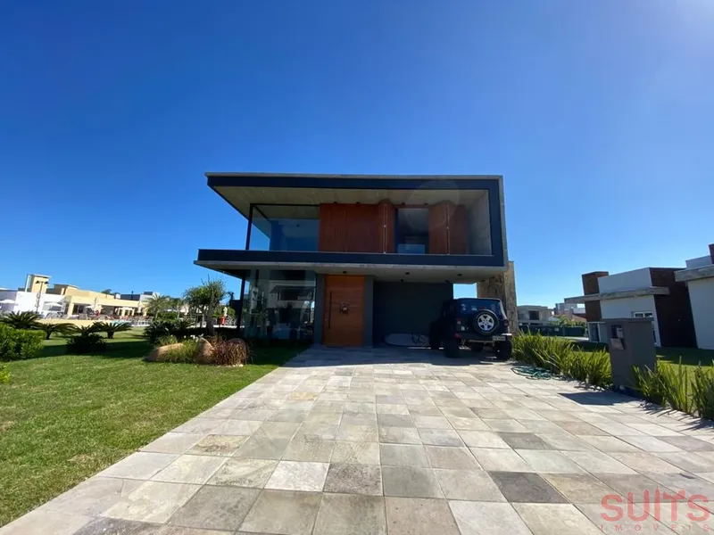 Espetacular sobrado beira-lago no Condomínio Sea Coast: 3ª foto da galeria de imagens do imóvel