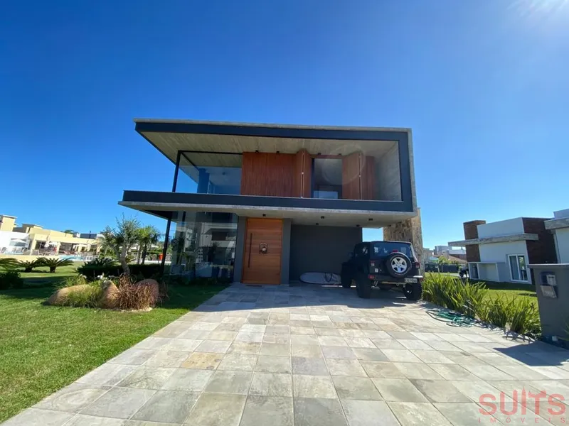 Espetacular sobrado beira-lago no Condomínio Sea Coast: 2ª foto da galeria de imagens do imóvel