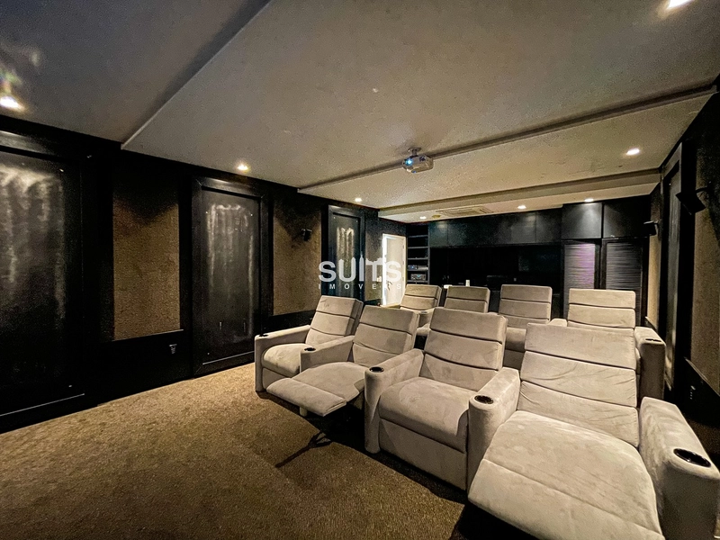 Incrível mansão beira lago no condomínio Enseada: 25ª foto da galeria de imagens do imóvel