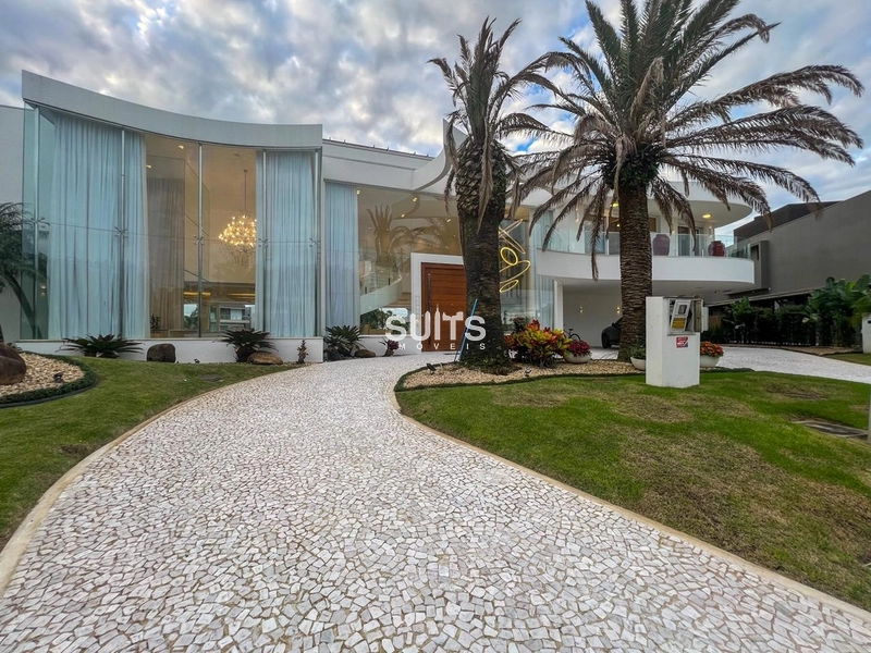 Incrível mansão beira lago no condomínio Enseada: 1ª foto da galeria de imagens do imóvel