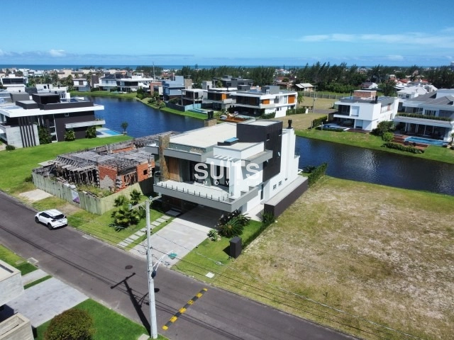 Linda sobrado beira lago em construção no condomínio Celebration: 3ª foto da galeria de imagens do imóvel