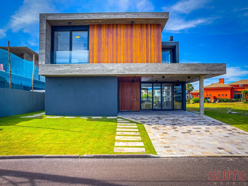Excelente sobrado beira lago à venda no condomínio Celebration: 1ª foto da galeria de imagens do imóvel