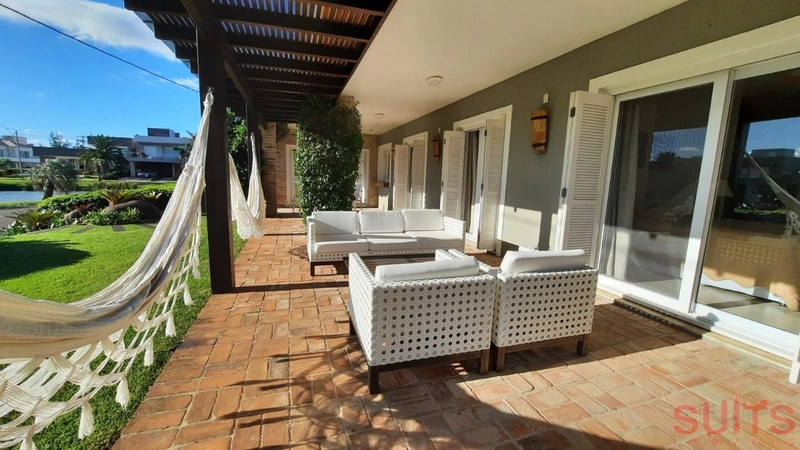 Linda casa estilo Americana Térrea no Condomínio Atlântico: 2ª foto da galeria de imagens do imóvel